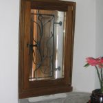 piccola finestra in legno a un'anta.