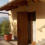 realizzazione di scuro a due ante asimmetriche, portafinestra vetrata a due ante asimmetriche e tettoia.3