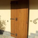 realizzazione di scuro a due ante asimmetriche, portafinestra vetrata a due ante asimmetriche e tettoia2